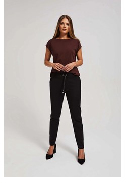 Spodnie z prostymi nogawkami i wiązaniem w pasie czarne ze sklepu Moodo.pl w kategorii Spodnie damskie - zdjęcie 170459881