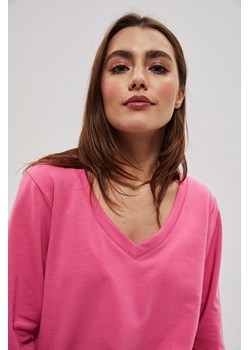 Bluza z dekoltem w serek różowa ze sklepu Moodo.pl w kategorii Bluzy damskie - zdjęcie 170460883