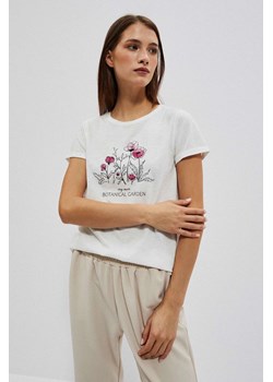 Bluzka z kwiatowym nadrukiem i napisem perłowa ze sklepu Moodo.pl w kategorii Bluzki damskie - zdjęcie 170461302