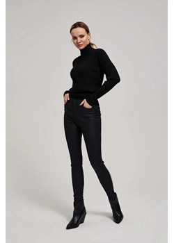 Woskowane spodnie typu rurki czarne ze sklepu Moodo.pl w kategorii Spodnie damskie - zdjęcie 170462182