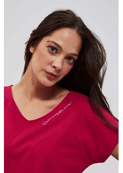 T-shirt z ozdobnym tyłem truskawkowy ze sklepu Moodo.pl w kategorii Bluzki damskie - zdjęcie 170462270