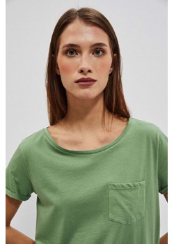 Bawełniany t-shirt z okrągłym dekoltem i kieszkonką oliwkowy ze sklepu Moodo.pl w kategorii Bluzki damskie - zdjęcie 170462300