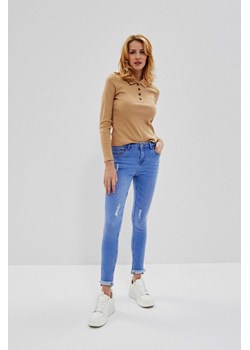 Jeansy medium waist z przetarciami nad kolanami niebieskie ze sklepu Moodo.pl w kategorii Jeansy damskie - zdjęcie 170462950