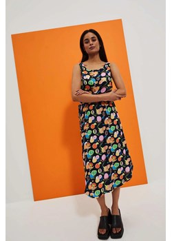 Wzorzysta sukienki midi ze sklepu Moodo.pl w kategorii Sukienki - zdjęcie 170462980
