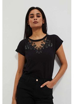 Bluzka z ażurowym dekoltem i wzorem kwiatów czarna ze sklepu Moodo.pl w kategorii Bluzki damskie - zdjęcie 170463324