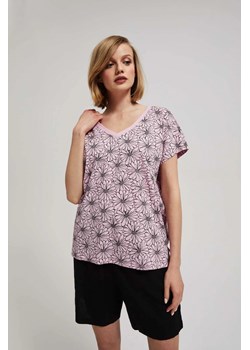 Bluzka z kwiatowym printem pudrowo-różowa ze sklepu Moodo.pl w kategorii Bluzki damskie - zdjęcie 170463544