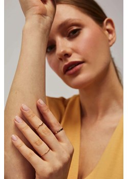Zestaw delikatnych pierścionków w kolorze złota ze sklepu Moodo.pl w kategorii Pierścionki - zdjęcie 170463580