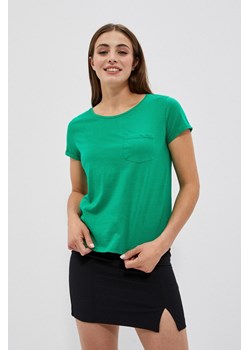 Bawełniany t-shirt z kieszkonką zielony ze sklepu Moodo.pl w kategorii Bluzki damskie - zdjęcie 170464034