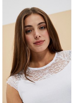 Bluzka z koronką biała ze sklepu Moodo.pl w kategorii Bluzki damskie - zdjęcie 170464733