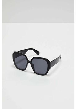 Okulary przeciwsłoneczne prostokątne czarne ze sklepu Moodo.pl w kategorii Okulary przeciwsłoneczne damskie - zdjęcie 170464892