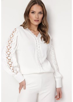 Biała Bluzka z Trójkątnym Dekoltem i Koronkowymi Wstawkami Brizella ze sklepu Born2be Odzież w kategorii Bluzki damskie - zdjęcie 170495320