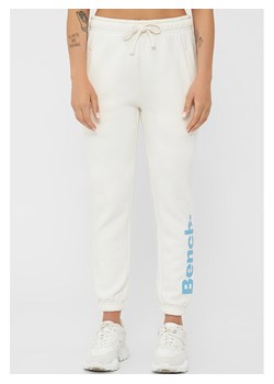 Bench Spodnie dresowe &quot;Corey&quot; w kolorze białym ze sklepu Limango Polska w kategorii Spodnie damskie - zdjęcie 170497183