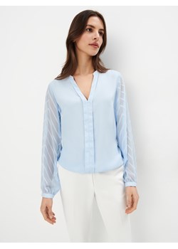 Mohito - Błękitna bluzka z dekoltem V - błękitny ze sklepu Mohito w kategorii Bluzki damskie - zdjęcie 170498062