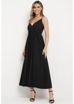 Czarna Rozkloszowana Sukienka Długa z Kopertowym Dekoltem na Ramiączkach Asmerria ze sklepu Born2be Odzież w kategorii Sukienki - zdjęcie 170511753
