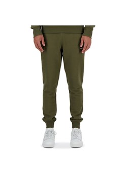 Spodnie dresowe New Balance MP03904DMO - zielone ze sklepu streetstyle24.pl w kategorii Spodnie męskie - zdjęcie 170514794