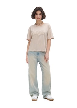 Cropp - Beżowa koszulka z naszywką - jasny szary ze sklepu Cropp w kategorii Bluzki damskie - zdjęcie 170526200