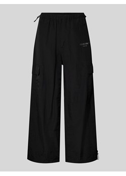 Spodnie cargo o kroju baggy fit z wyhaftowanymi logo ze sklepu Peek&Cloppenburg  w kategorii Spodnie damskie - zdjęcie 170530224