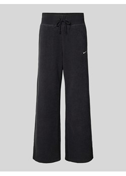 Spodnie dresowe z szeroką nogawką i wyhaftowanym logo ze sklepu Peek&Cloppenburg  w kategorii Spodnie damskie - zdjęcie 170530293