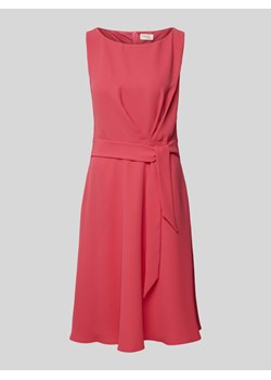 Sukienka koktajlowa z wiązanym paskiem ze sklepu Peek&Cloppenburg  w kategorii Sukienki - zdjęcie 170530294