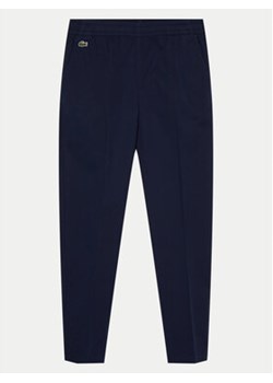 Lacoste Chinosy HJ9701 Granatowy Regular Fit ze sklepu MODIVO w kategorii Spodnie chłopięce - zdjęcie 170553971