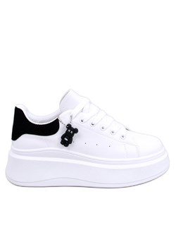 Sneakersy na koturnie z zawieszką Liezel WHITE/BLACK białe ze sklepu ButyModne.pl w kategorii Buty sportowe damskie - zdjęcie 170563284