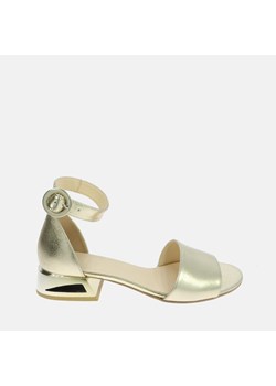 Złote sandały na klocku ze sklepu Laura Messi w kategorii Sandały damskie - zdjęcie 170574721