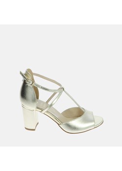 Złote sandały na słupku ze sklepu Laura Messi w kategorii Sandały damskie - zdjęcie 170574982