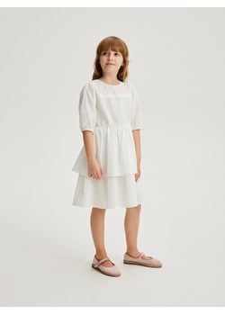 Reserved - Bawełniana sukienka z falbanami - złamana biel ze sklepu Reserved w kategorii Sukienki dziewczęce - zdjęcie 170577043