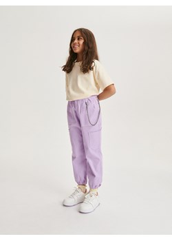 Reserved - Spodnie z łańcuszkiem - lawendowy ze sklepu Reserved w kategorii Spodnie dziewczęce - zdjęcie 170577082