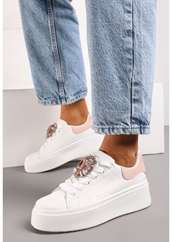 Biało-Różowe Sneakersy na Platformie z Perforacją i Ozdobnym Kamieniem Dilhela ze sklepu born2be.pl w kategorii Buty sportowe damskie - zdjęcie 170577281