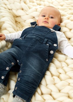 Dżinsy niemowlęce  ogrodniczki ze sklepu bonprix w kategorii Spodnie i półśpiochy - zdjęcie 170597682