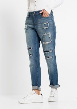 Dżinsy BOYFRIEND z ozdobnymi przetarciami ze sklepu bonprix w kategorii Jeansy damskie - zdjęcie 170600100
