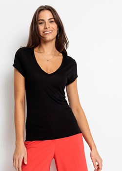 Shirt z dekoltem w serek ze sklepu bonprix w kategorii Bluzki damskie - zdjęcie 170600584