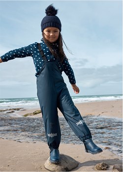 Spodnie przeciwdeszczowe chłopięce na szelkach ocieplane ze sklepu bonprix w kategorii Spodnie chłopięce - zdjęcie 170603641