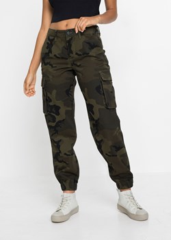 Spodnie bojówki w deseń moro ze sklepu bonprix w kategorii Spodnie damskie - zdjęcie 170605263