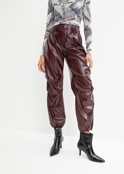 Spodnie spadochronowe z poliuretanu ze sklepu bonprix w kategorii Spodnie damskie - zdjęcie 170609120