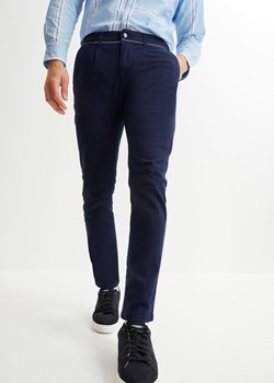Spodnie chino ze stretchem Regular Fit Straight, z zakładką poniżej paska w talii ze sklepu bonprix w kategorii Spodnie męskie - zdjęcie 170615684