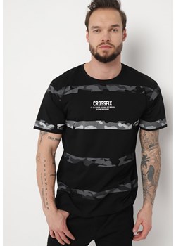 Czarna Koszulka w Paski z Minimalistycznym Napisem i Krótkim Rękawem Aolanda ze sklepu Born2be Odzież w kategorii T-shirty męskie - zdjęcie 170628482