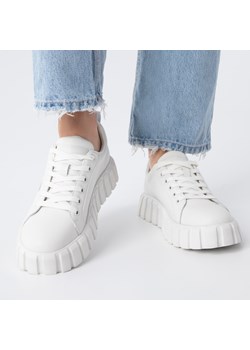 Damskie sneakersy skórzane na grubej podeszwie proste białe ze sklepu WITTCHEN w kategorii Buty sportowe damskie - zdjęcie 170633191