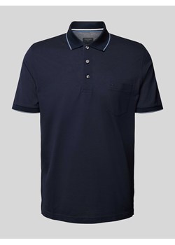 Koszulka polo z kieszenią na piersi i wyhaftowanym logo ze sklepu Peek&Cloppenburg  w kategorii T-shirty męskie - zdjęcie 170634960
