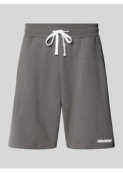 Spodnie dresowe o kroju regular fit z nadrukiem z logo ze sklepu Peek&Cloppenburg  w kategorii Spodenki męskie - zdjęcie 170635033