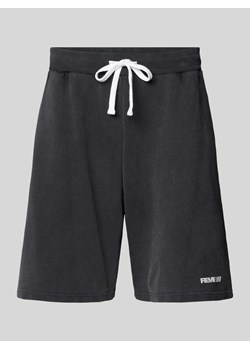 Spodnie dresowe o kroju regular fit z nadrukiem z logo ze sklepu Peek&Cloppenburg  w kategorii Spodenki męskie - zdjęcie 170635164