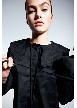 H & M - Popelinowa bluzka z haftem angielskim - Czarny ze sklepu H&M w kategorii Bluzki damskie - zdjęcie 170635573