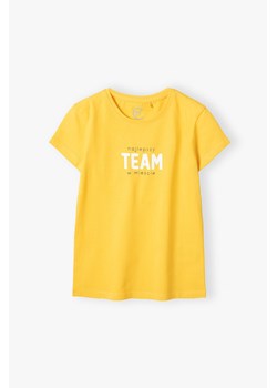 T-shirt bawełniany żółty z napisem Najlepszy team w mieście ze sklepu 5.10.15 w kategorii Bluzki dziewczęce - zdjęcie 170641950