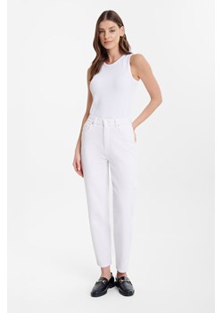 Spodnie jeansowe damskie mom fit białe ze sklepu 5.10.15 w kategorii Jeansy damskie - zdjęcie 170642060