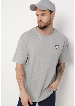 Jasnoszara Klasyczna Koszulka z Bawełny Zanfira ze sklepu Born2be Odzież w kategorii T-shirty męskie - zdjęcie 170646363