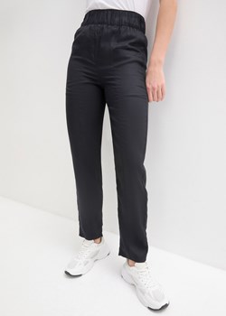 Szerokie spodnie z naszywanymi kieszeniami i wysokim, wygodnym paskiem w talii ze sklepu bonprix w kategorii Spodnie damskie - zdjęcie 170650490