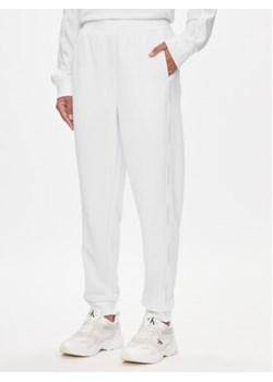 Calvin Klein Performance Spodnie dresowe 00GWS4P656 Biały Relaxed Fit ze sklepu MODIVO w kategorii Spodnie damskie - zdjęcie 170659641