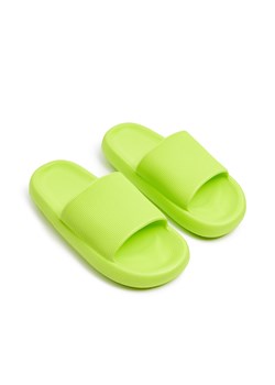 Cropp - Limonkowe klapki - zielony ze sklepu Cropp w kategorii Klapki męskie - zdjęcie 170664141