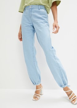 Szerokie dżinsy ze sklepu bonprix w kategorii Jeansy damskie - zdjęcie 170683012